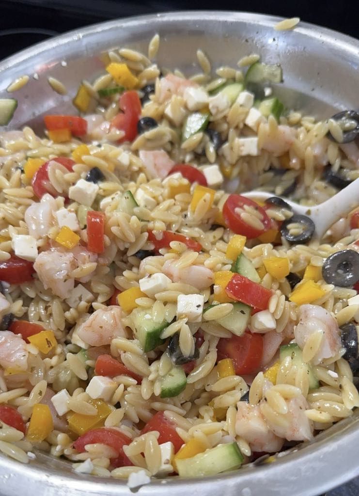 Salade d'orzo à la grecque aux crevettes